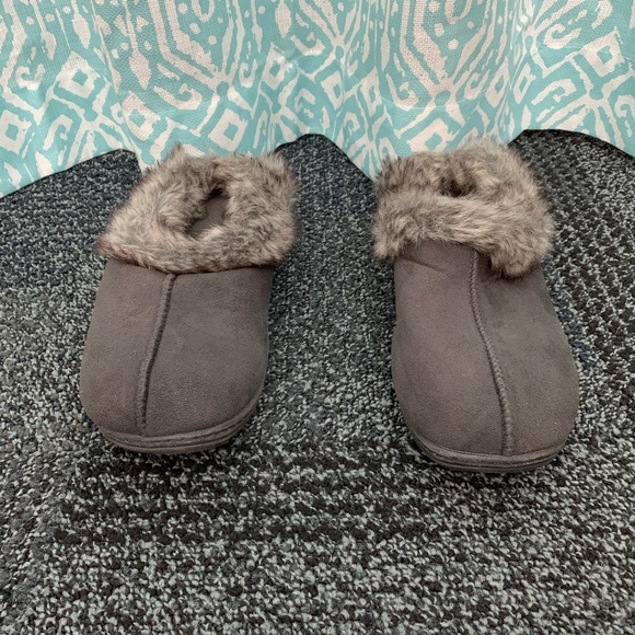 Slippers - Picture 2 of 7